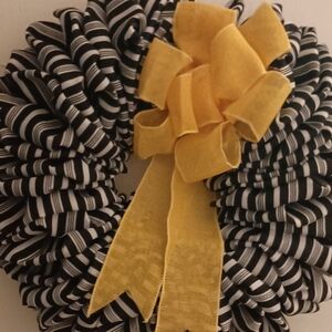 Black and White Artful Wall Decor with Striking Design